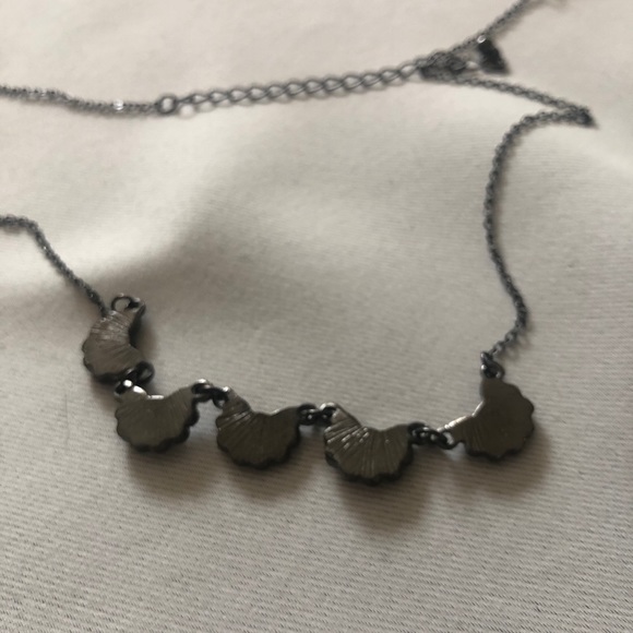 Mini Flower Chain‎ Necklace - Picture 3 of 3